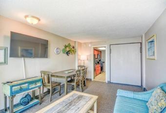 Coastal Living - Oceanfront Sleeps 6 w Smart TV allows 18 year olds to book a room