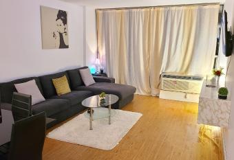 Beautiful apartment in downtown has Balcony rooms