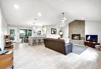 Modern Farmhouse-Hot Tub-Firepit - 1 mi to town! allows 18 year olds to book a room