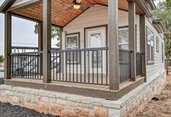 Tiny Cottage w-Resort Amenities-1 Mi to Fred! has Balcony rooms