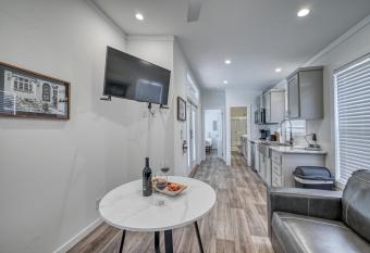 Adorable Cottage 1 Mi to Fred w-Resort Amenities! has Balcony rooms