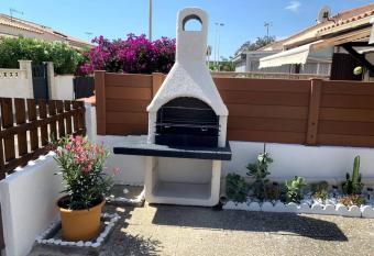 Maisonnette chaleureuse au pied du port has Balcony rooms