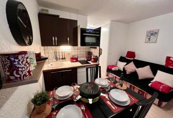 Le Val d Huez, Vue sur le Village et le Domaine allows 18 year olds to book a room