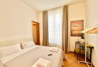 i portici del centro allows 18 year olds to book a room