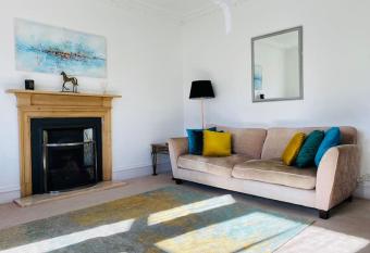 Lovely 2 bed specious flat with indoor fire place has Balcony rooms