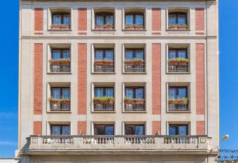 30   Hotels - Hotel Espanya Calella allows 18 year olds to book a room