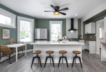 Deluxe 4-Bedroom w Huge Deck 3-Min to Downtown has Balcony rooms