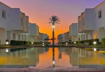 Cheerful 2 bedrooms Townhouse with charming view has Balcony rooms