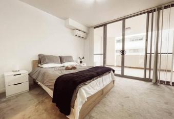 Lovely Big 2 Beds and Sofa-bed Home with free park in Mascot has Balcony rooms