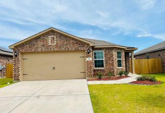 Cozy Spacious Home w. Fire Pit, Garden Tub & More! allows 18 year olds to book a room