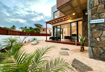 Into the Sea - Modern Home Close to the Beach allows 18 year olds to book a room