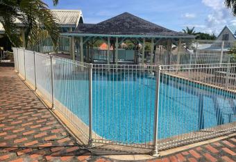 Studio    500m plage et loc voiture en compl  ment has rooms with a private hot tub