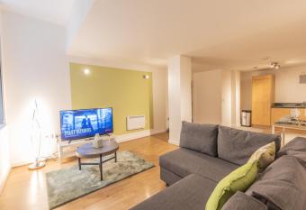 Luxury, 2 Bedroom, 2 Bathroom Apartment In City Centre allows 18 year olds to book a room