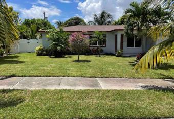 Beautiful, quiet & cozy home near Lake Worth Beach allows 18 year olds to book a room