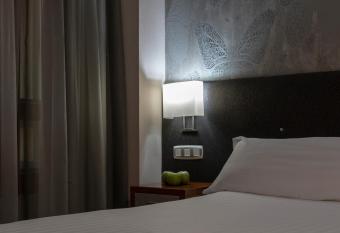 Hotel Plaza Las Matas allows 18 year olds to book a room