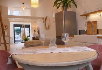 COSY et SPACIEUX plein c  ur du march   de Wazemmes has Balcony rooms