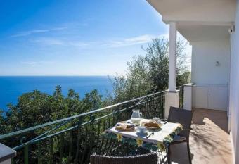 Casa Luci relax, jacuzzi and breathtaking view has Balcony rooms