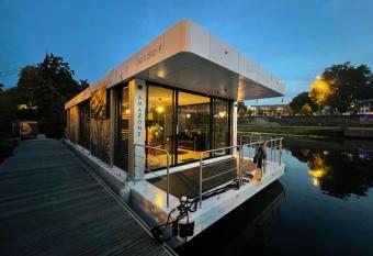 s  jour insolite au fil de l eau allows 18 year olds to book a room