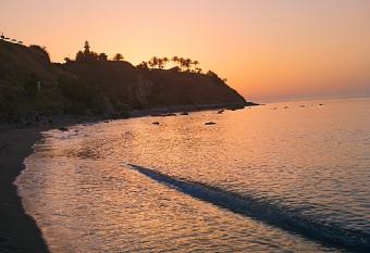 FUENGIROLA NEW APART. SWEET&BEACH allows 18 year olds to book a room