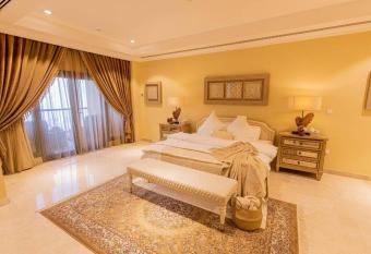 5-Bedroom Penthouse with pool has Balcony rooms