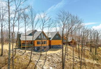 Mountain Crest Lodge has rooms with a private hot tub