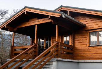Riverside Forest Retreat-Chalet has Balcony rooms