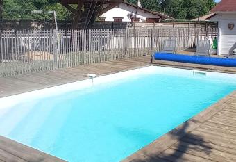 Agr  able maison piscine chauff  e et spa    Andernos has rooms with a private hot tub