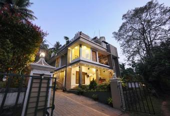 Athirapilly On The Rocks has Smoking/Balcony rooms