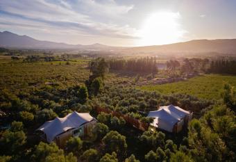 Wagyu Mountain Lodge has rooms with a private hot tub
