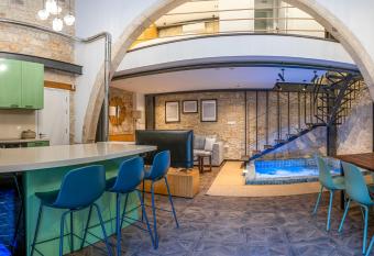 Palazzino Luxury Suites has rooms with a private hot tub