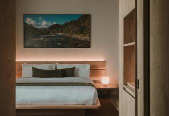 Hotel El Zarzo has rooms with a private hot tub