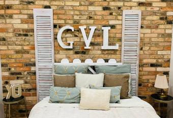 Nostalgic Chic Vardry Place Downtown Greenville Walkable has Balcony rooms