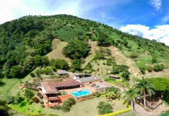 Finca Hotel El Clavel has rooms with a private hot tub