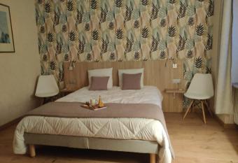 cocon des lys allows 18 year olds to book a room