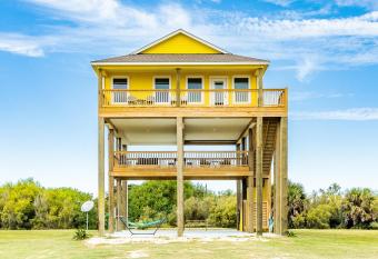 Yellow Daisy by the Sea has Balcony rooms