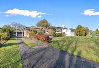 Burwood House has Balcony rooms