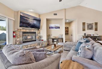 2167-Maple Bear Retreat chalet has Balcony rooms