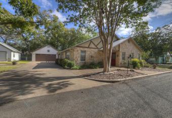 Beautiful home in Fredericksburg with WiFi and 3 Bedrooms has Balcony rooms