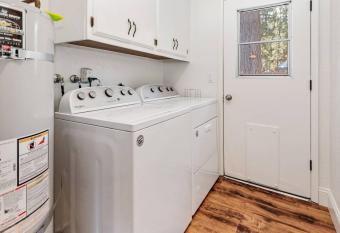 Pine Mountain Lodge has rooms with a private hot tub