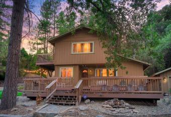 The Juniper Bear Lodge by BnB Yosemite has Balcony rooms