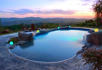 The Mariposa Mystery House by BnB Yosemite has Balcony rooms