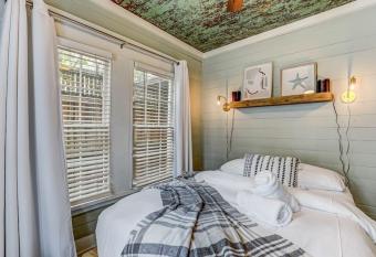 Historic 1892 Savannah Cottage near Forsyth Park allows 18 year olds to book a room