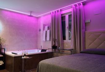 Caballero Errante has rooms with a private hot tub