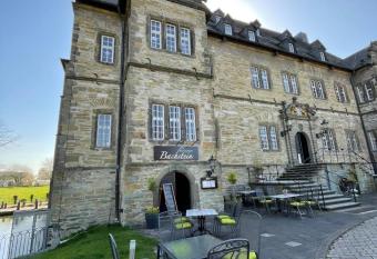 Schlosshotel Erwitte allows 18 year olds to book a room