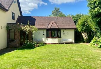 The Cottage On the Common allows 18 year olds to book a room