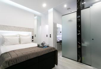 Near to White Tower 40sqm , gas heating, optical fiber, 2smart tv, private entrance allows 18 year olds to book a room