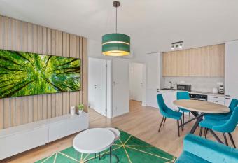 LAM Green w AC & balcony allows 18 year olds to book a room