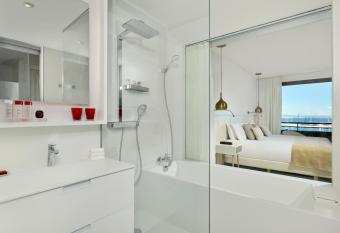 Hotel Victoria Gran Meli   allows 18 year olds to book a room