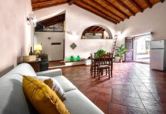 Il Palmento sull etna has Balcony rooms