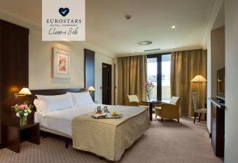 Exe Oviedo Centro has rooms with a private hot tub